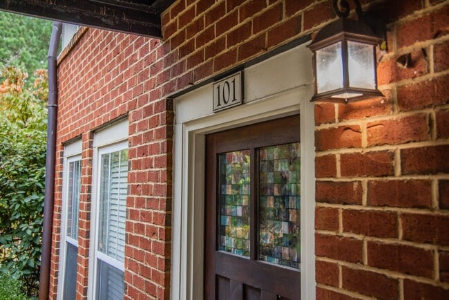 Building Photo - 2 Bedroom/ 2 bath - entry level END UNIT with side balcony- Fully Furnished and only a $500 depos...