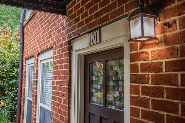 Building Photo - 2 Bedroom/ 2 bath - entry level END UNIT with side balcony & upgraded kitchen and bathrooms- only...