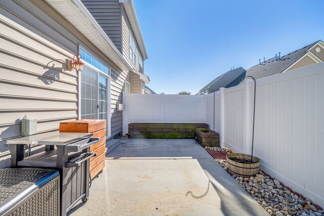 Building Photo - 985 Lambourne Ln