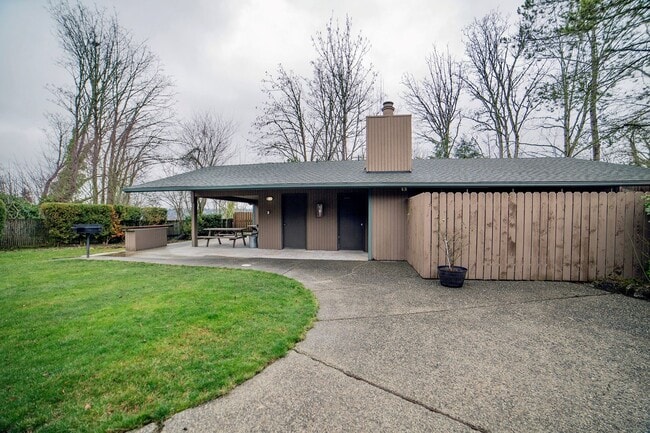 Building Photo - $300 Off! Quiet Top Floor 1 Bedroom Condo in Gated Tukwila Community