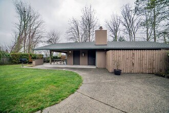Building Photo - Quiet Top Floor 1 Bedroom Condo in Gated Tukwila Community