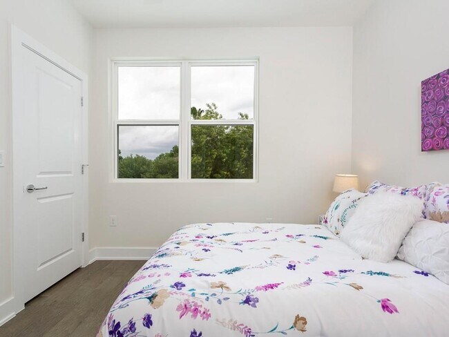 Building Photo - 1111 Brookswood Ave