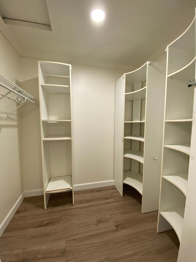 Building Photo - Tastefully Renovated Townhouse Available t...