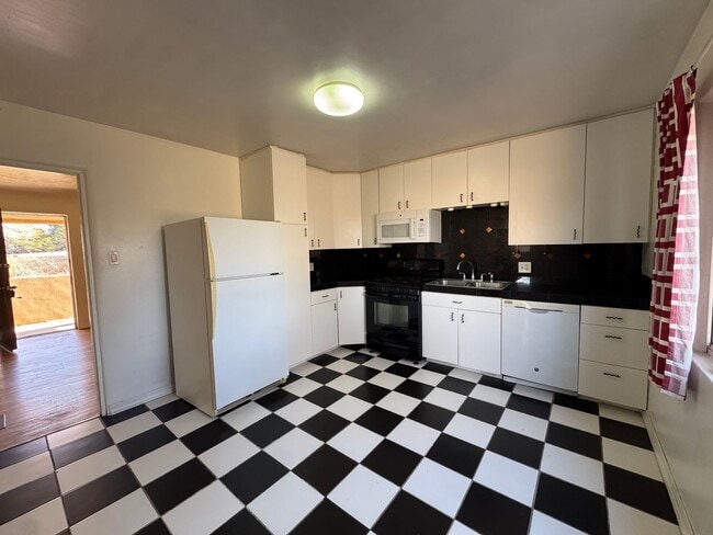 Building Photo - University Home, Great Layout!