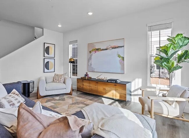 Building Photo - 3 Bedroom Desert Color Townhome!!