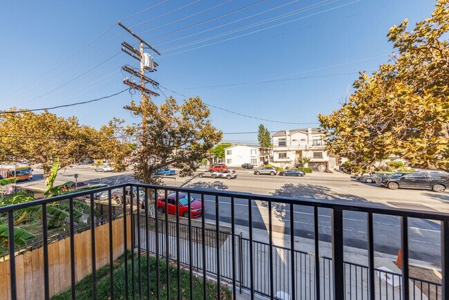 Building Photo - 5931 Woodman Ave