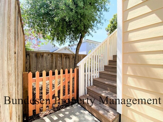 Building Photo - 747 Fresno Ave