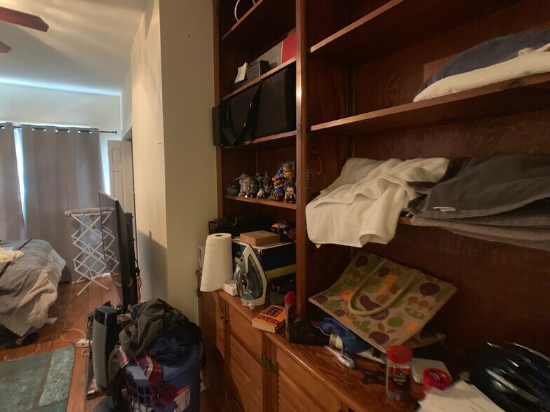 Building Photo - 166 Magazine St