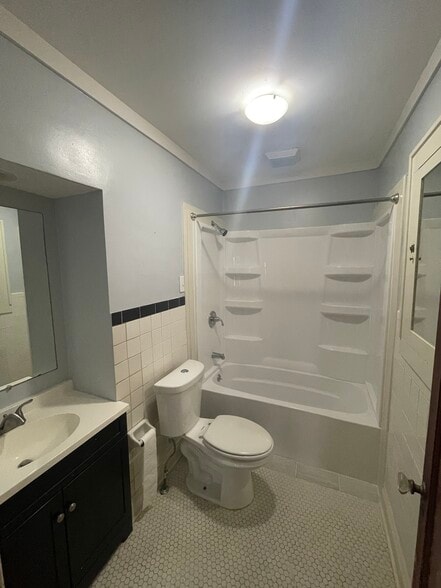 shared 1st floor bathroom - 4528 Terrace St
