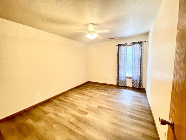 Building Photo - 2 Bedroom 1 bathroom Apartment in Wickliffe