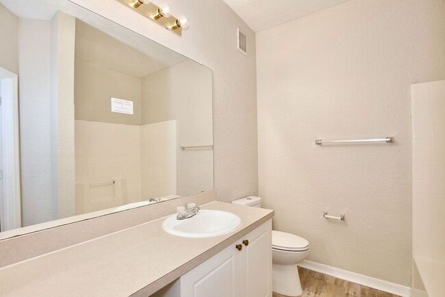 Building Photo - Perfect 2/2 Split Floorplan Condo with Washer/Dryer in Lovely Crescent Place at Lake Lotus Condom...