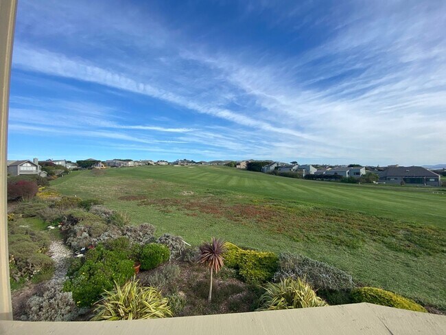 Building Photo - Stunning Home with Breathtaking Golf Cours...