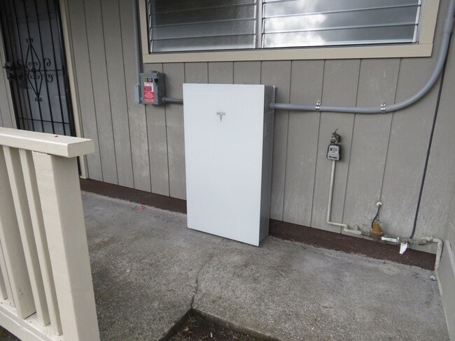 Building Photo - 127 Kanoelani St