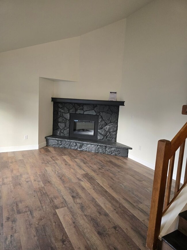 Building Photo - 443 Lincoln Cir