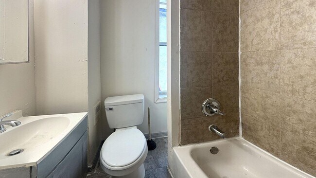 Building Photo - Charming 3-Bed Port Richmond Row Home