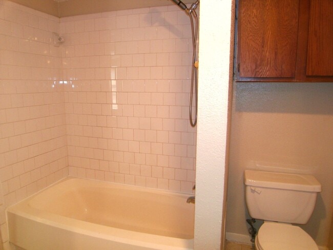 Building Photo - 2011 Spenwick Dr