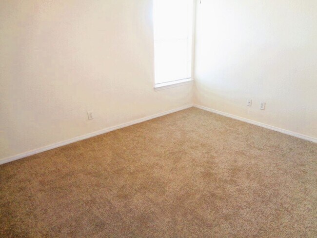 Building Photo - Adorable Single Level Eastside Home With Evaporative Air Located In Quiet Neighborhood