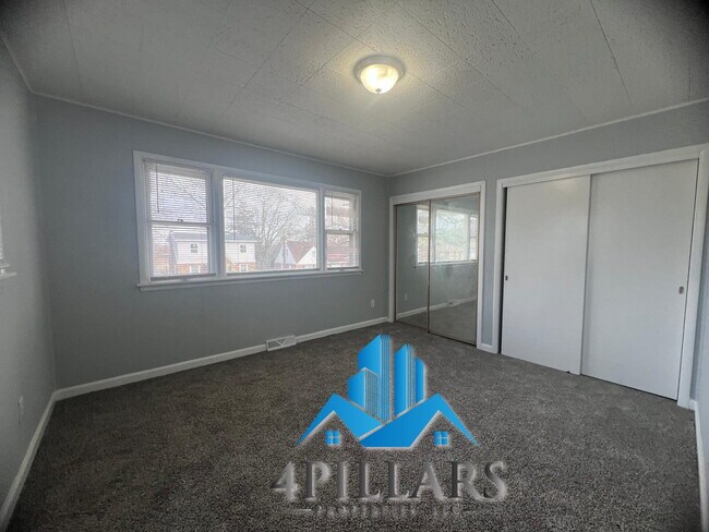 Building Photo - "Spacious 4-Bed, 2-Bath Gem on Kentucky Street – 2,178 Sq. Ft. of Comfort!"