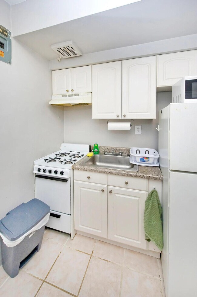 Building Photo - 1574 2nd Ave