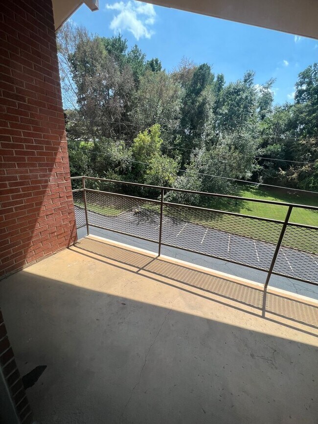 Building Photo - 2 Bed 1 Bath condo in gated community!