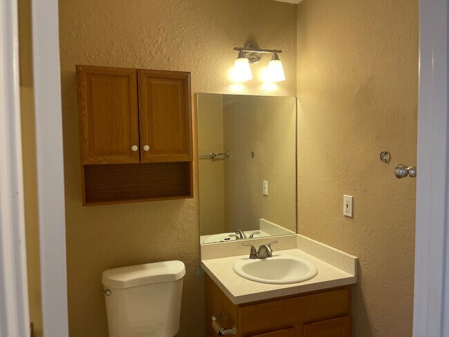 Building Photo - Fresh Paint and New Carpet with Sky Harbor...