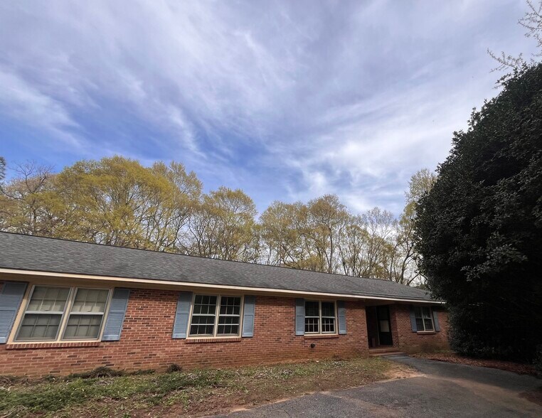 Building Photo - 2040 Pineview Dr