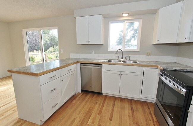 Building Photo - Spacious Home in Quiet Neighborhood