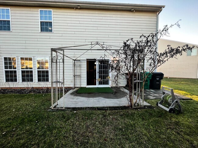 Building Photo - Gorgeous 4 Bedroom, 2 1/2 Bathroom Home in...