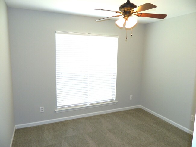 Building Photo - 1099 Maple Ridge Ct