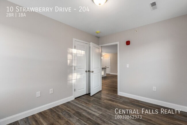 Building Photo - 10 Strawberry Dr