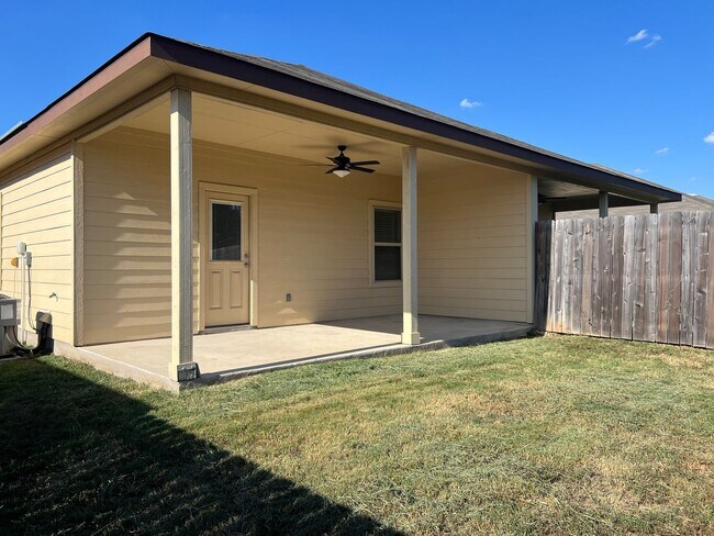 Building Photo - Luxury 3/2 Duplex in Seguin, Texas