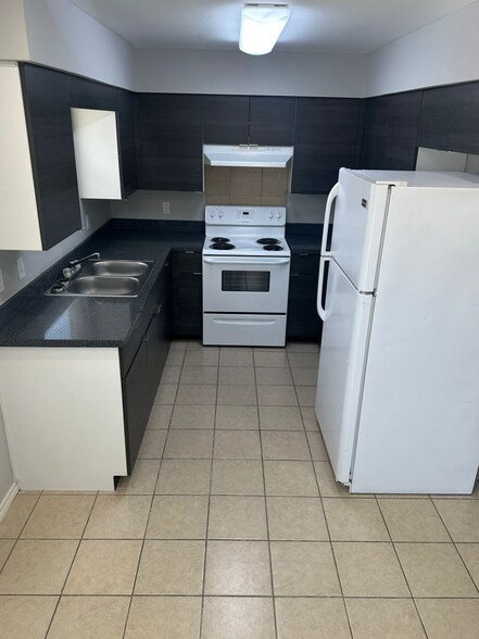 Building Photo - 406 E 3rd St