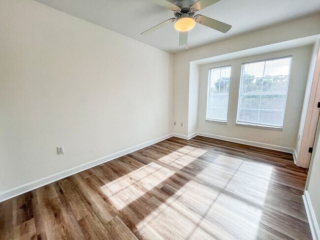 Building Photo - Oxford Terrace Phase I: 4/4 luxury apartment just 3 blocks from UF & 1 block from Sorority Row. L...