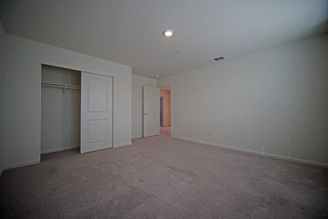 Building Photo - Beautiful 4 Bedroom PLUS office / den in Natomas!