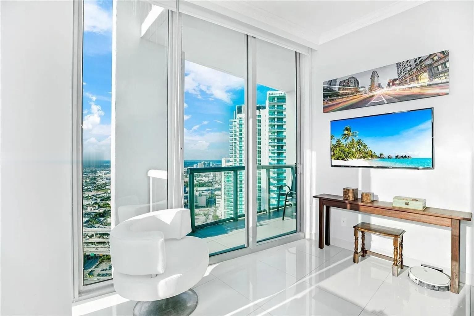 Building Photo - 888 Biscayne Blvd