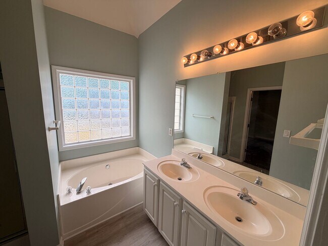 Building Photo - Charming 3-Bedroom Home In City Square!