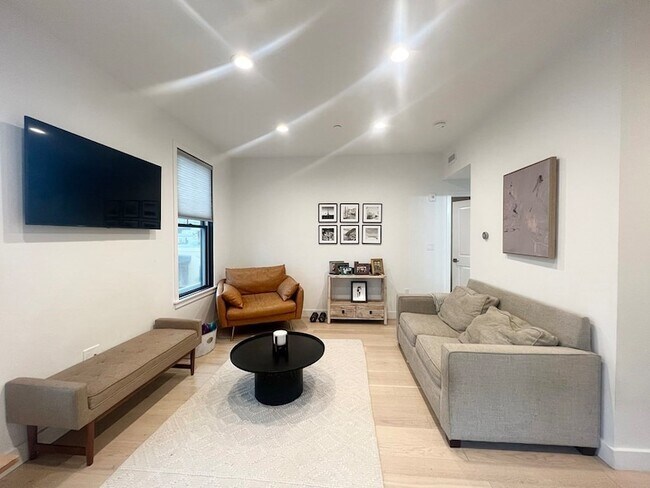 Building Photo - 360 Meridian St