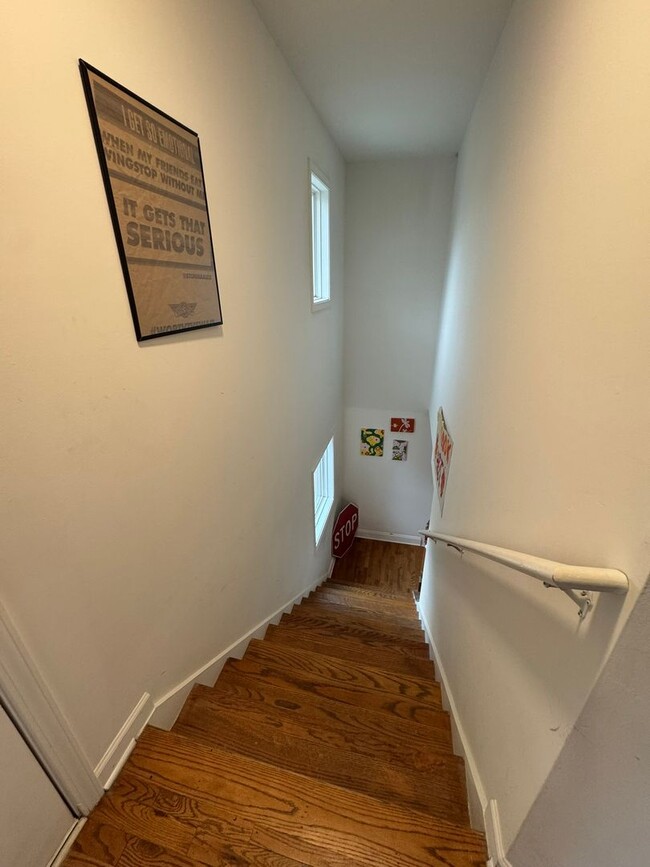 Building Photo - 4 Bedroom Downtown Beauty!