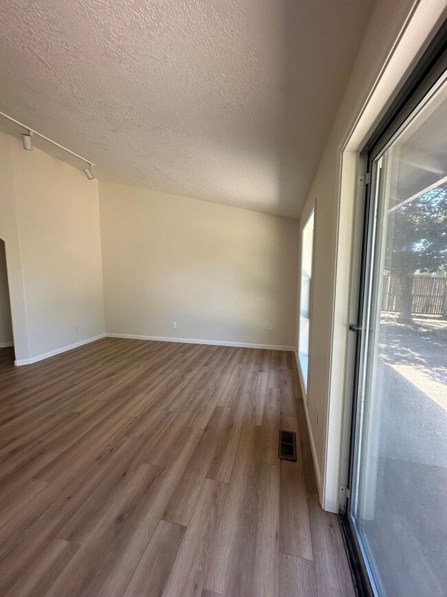 Building Photo - Medford area 3/2 in NE cul-de-sac!