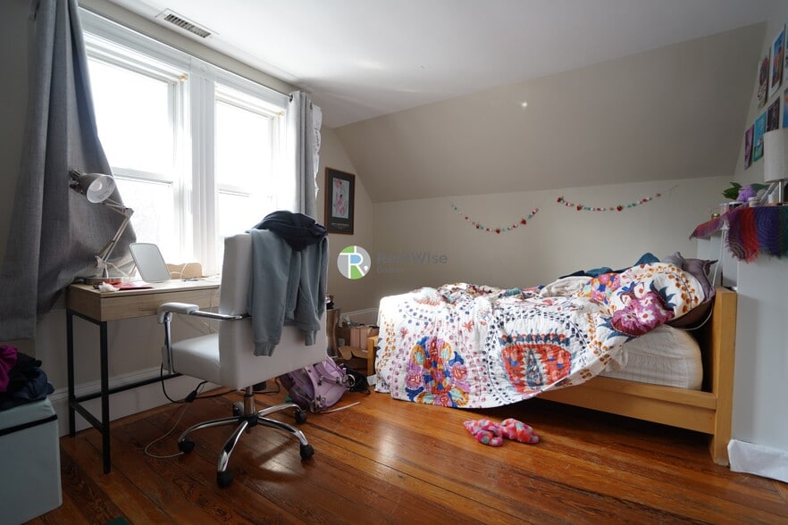 Building Photo - 27 Emery St