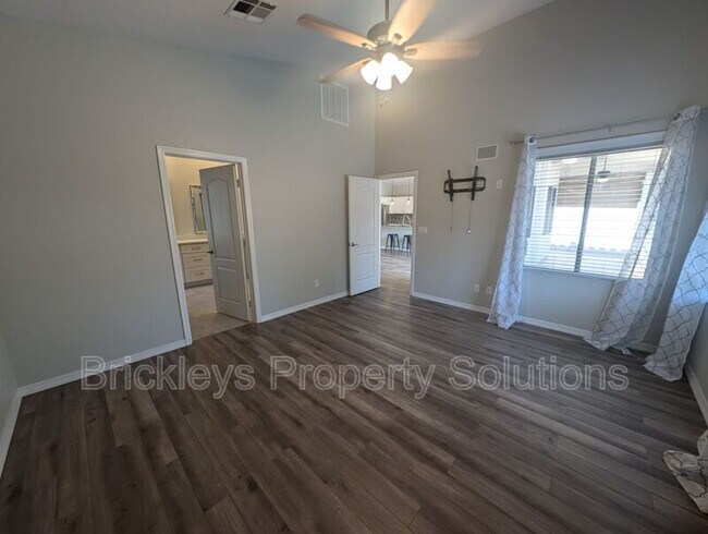 Building Photo - 9213 E Wood Dr