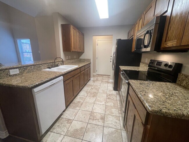 Building Photo - | 3BR/2.5BA Townhome | 18' Ceilings | Granite | Garage | Lawn Care Incl | Benbrook TX 76116