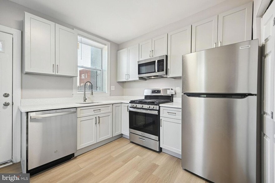 Building Photo - 1640 L St NE