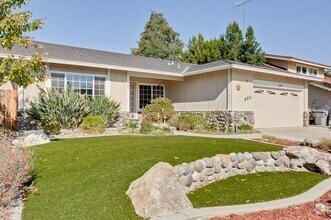 Building Photo - Gorgeous Three Bedroom Two Bathroom in San...