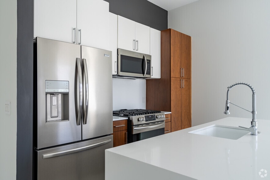 2BR, 2BA - 951SF - Kitchen - The Forefront Birmingham