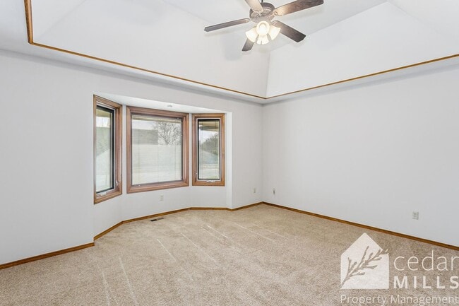 Building Photo - Spacious 3 Bedroom off of North Rock!