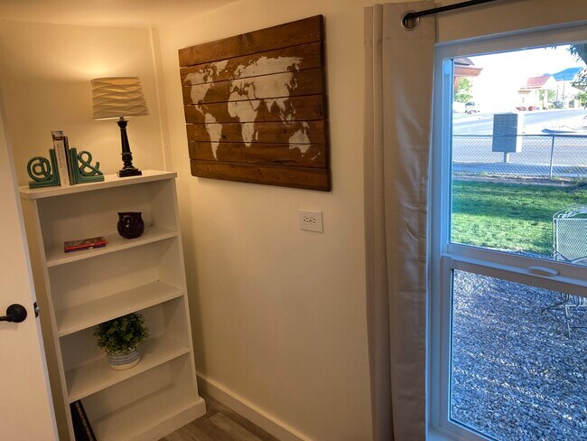 Building Photo - 405 W Aspen Ave