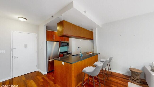 Building Photo - 1 bedroom in LONG ISLAND CITY NY 11101