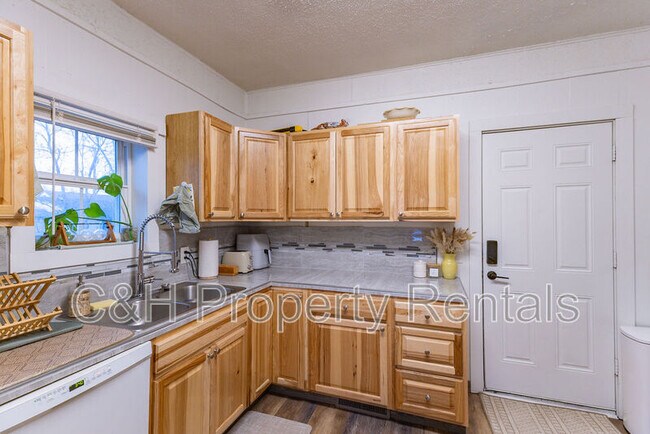 Building Photo - 631 Miles Ave