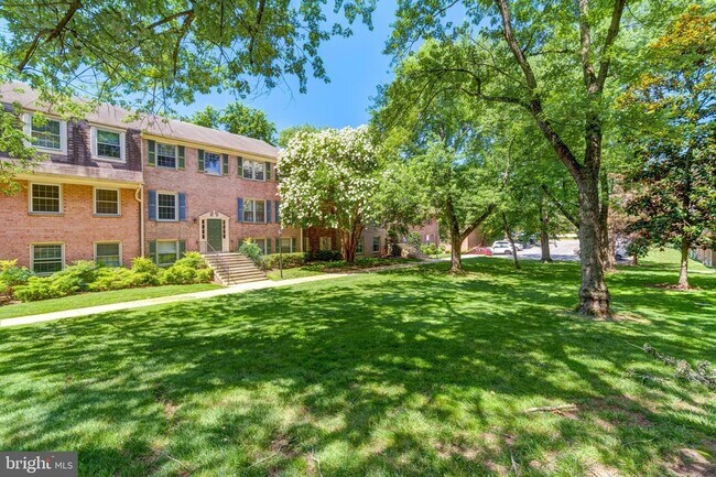 Building Photo - 6012 Westchester Park Dr